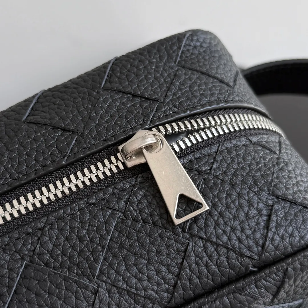 Batch 1260 BOTTEGA VENETA 2024 new INTRECCIATO classic toiletry bag, the choice of discerning people. The low-key luxury quality is the interpretation of its brand. If you like low-key BV, it is the first choice~~ Style number: 729295 Size: 26*13*10cm